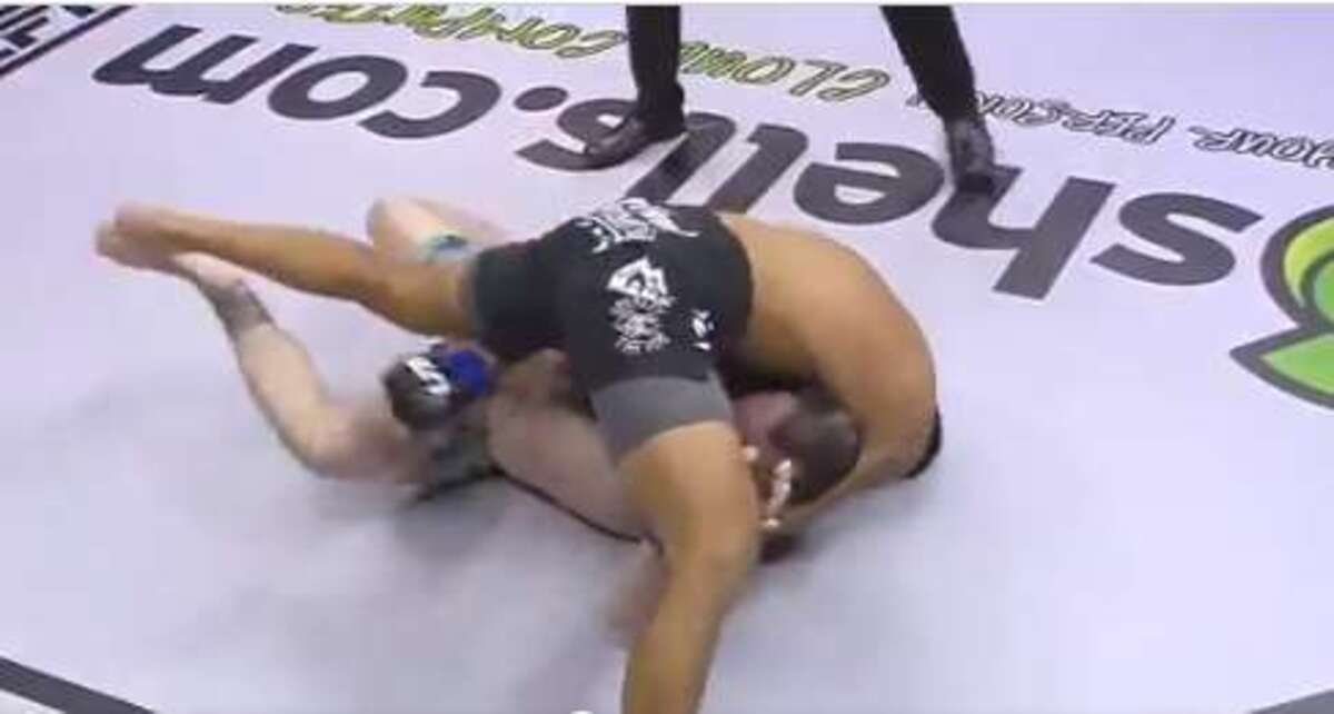 Боец MMA поскользнулся и нокаутировал соперника за 17 секунд - ВИДЕО