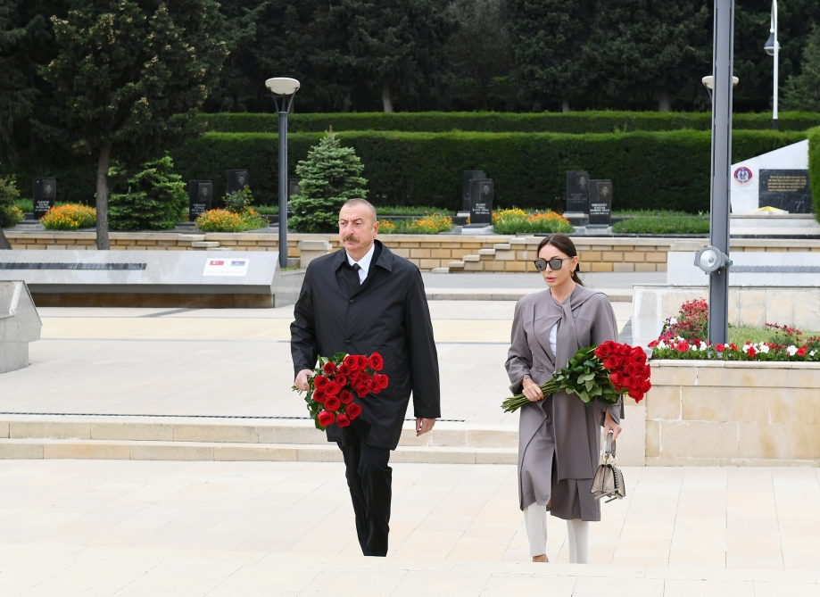 Ильхам Алиев и Мехрибан Алиева посетили могилу Ази Асланова - ФОТО