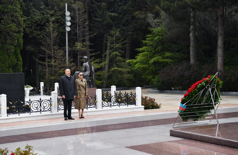 Президент Ильхам Алиев и первая леди Мехрибан Алиева посетили могилу великого лидера Гейдара Алиева - ОБНОВЛЕНО