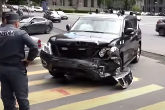 Машина из кортежа Пашиняна попала в аварию - ВИДЕО