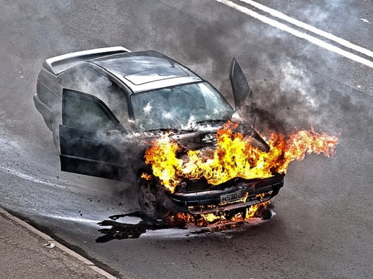 В Абшероне сгорел автомобиль