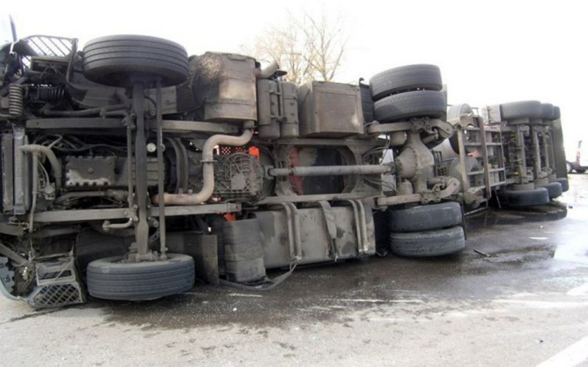 На трассе Баку-Губа перевернулся грузовик, водитель погиб