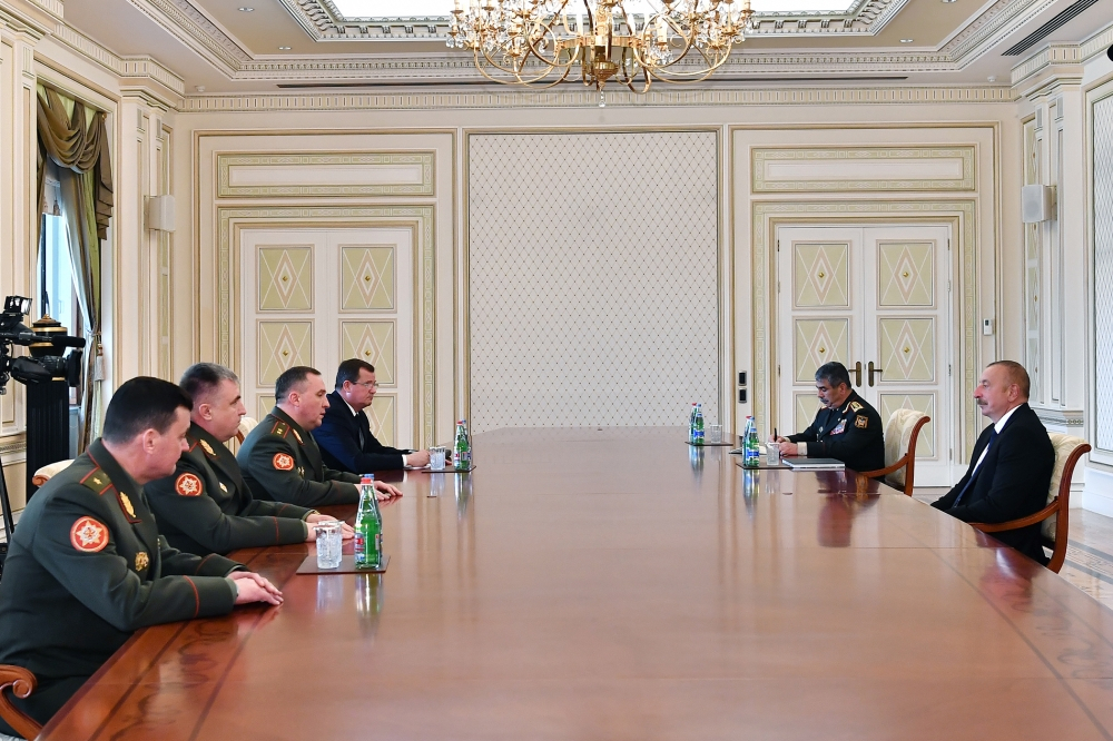Президент Ильхам Алиев принял министра обороны Беларуси