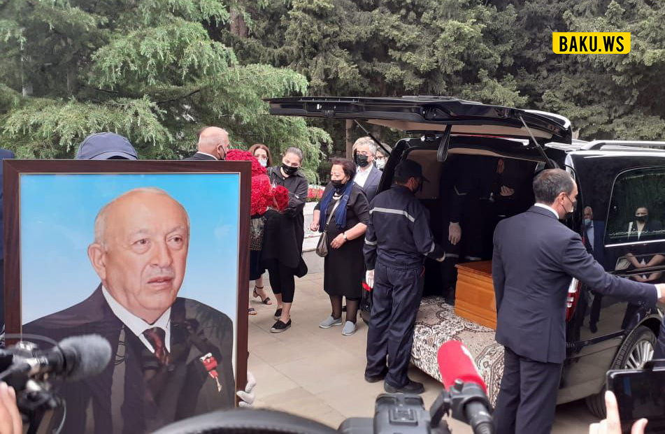 В Баку состоялись похороны Таира Салахова - ВИДЕО