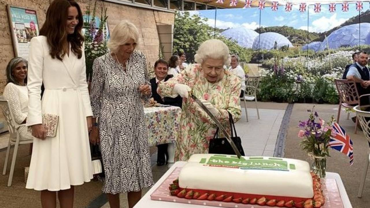 Елизавета II разрезала торт необычным способом - ВИДЕО