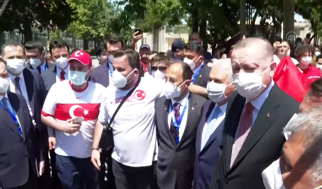 Президент Турции пообщался в Баку с футбольными болельщиками - ВИДЕО
