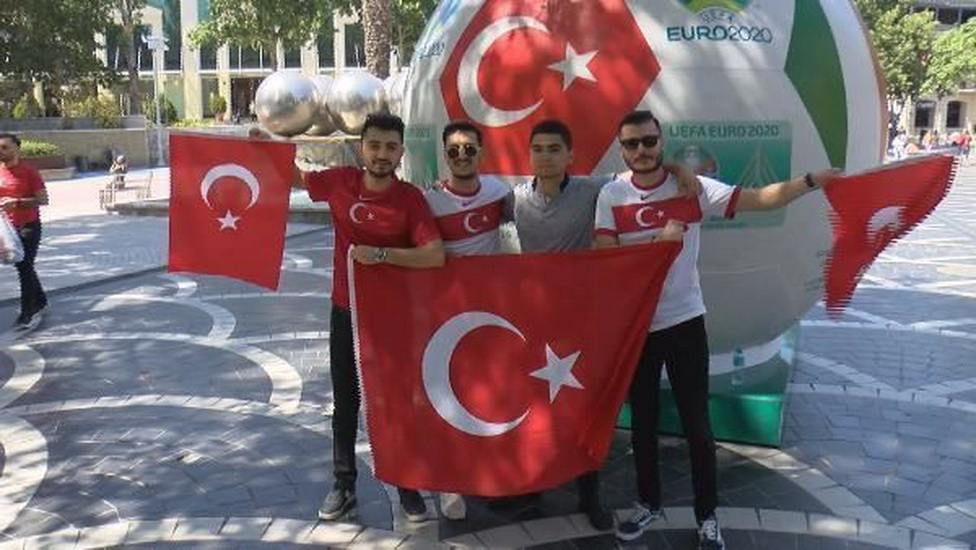 Турецкие болельщики создали праздничное настроение в центре Баку - ВИДЕО