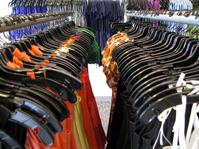 В магазинах одежды запрещено использование раздевалок