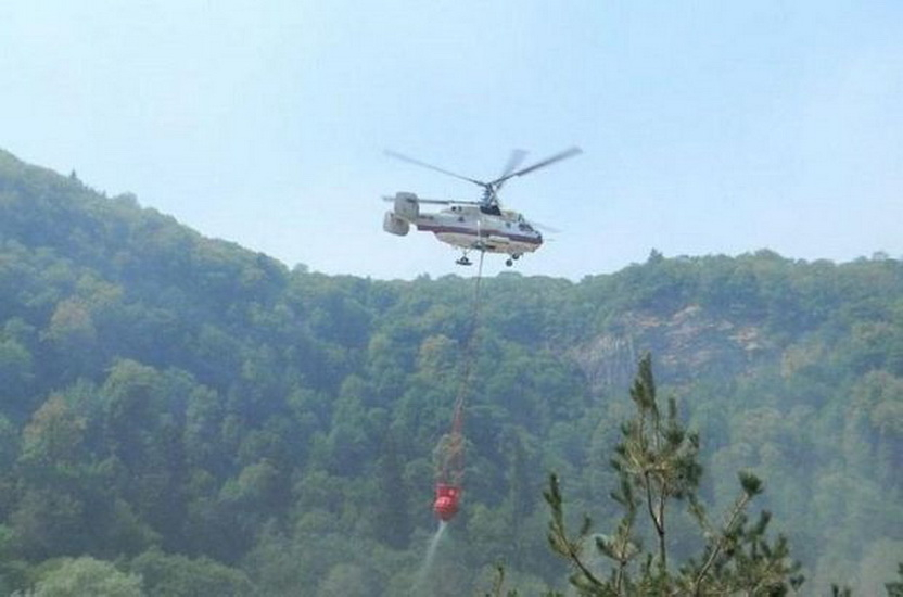 К тушению пожара в поселке Набрань привлечен вертолет МЧС 26 единиц техники - ВИДЕО