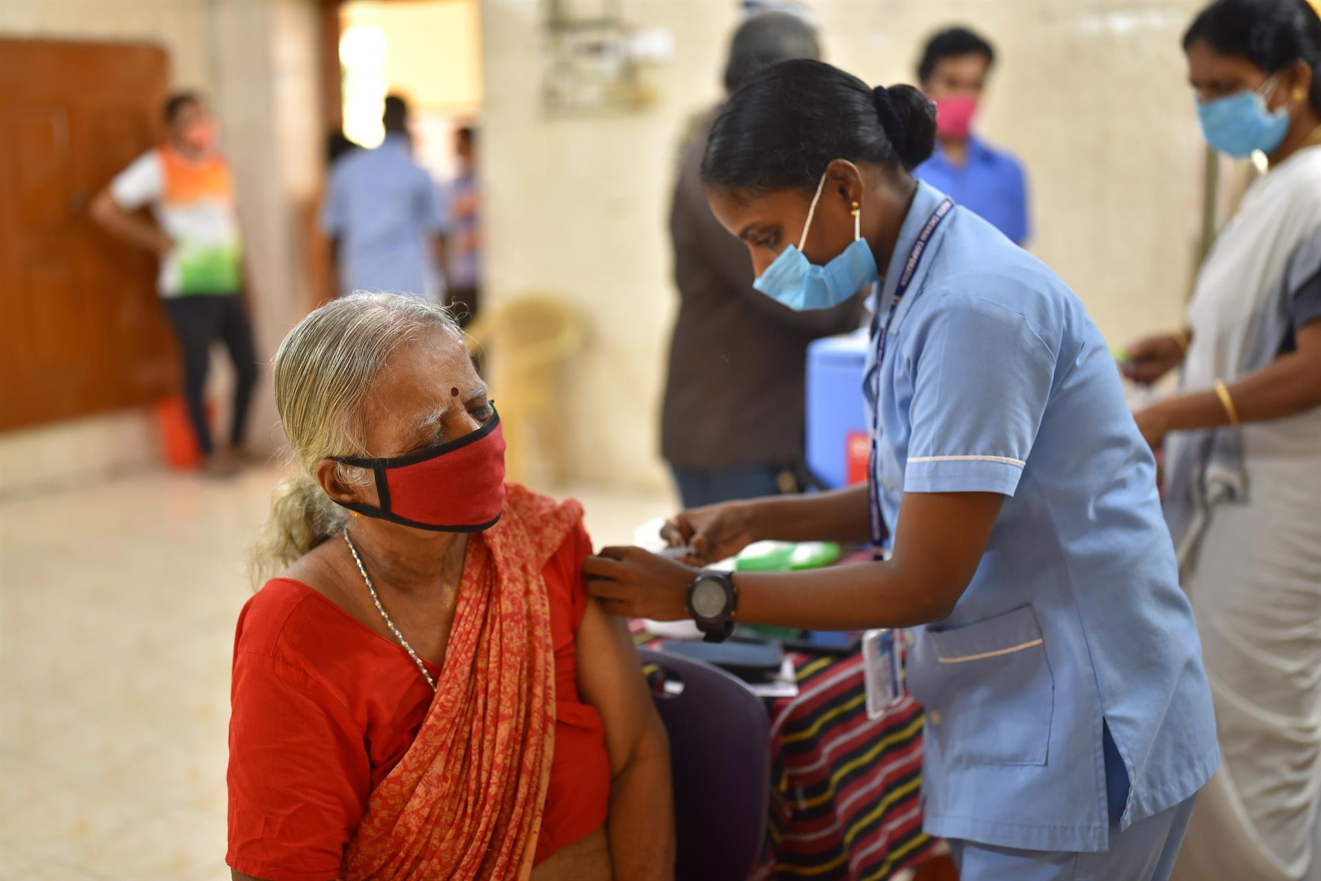 Ученый: индийский штамм коронавируса на 70% заразнее британского