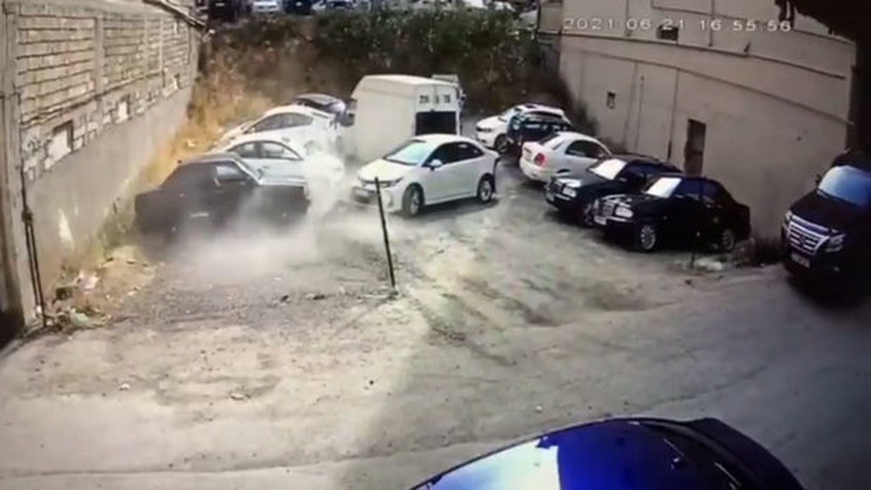 В Баку водитель совершил интересное ДТП, перепутав газ и тормоз - ВИДЕО