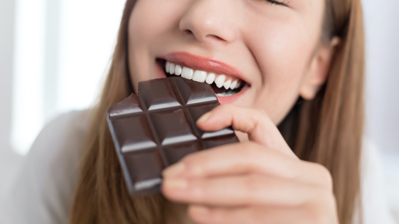 Ученые выяснили, кому полезно начинать день с шоколада