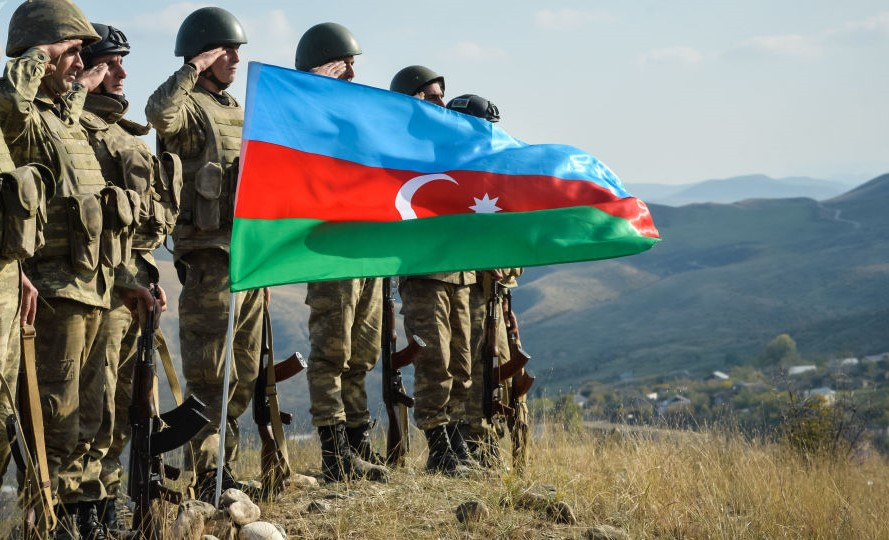 Ильхам Алиев распорядился повысить оклады военных, служащих на освобожденных территориях