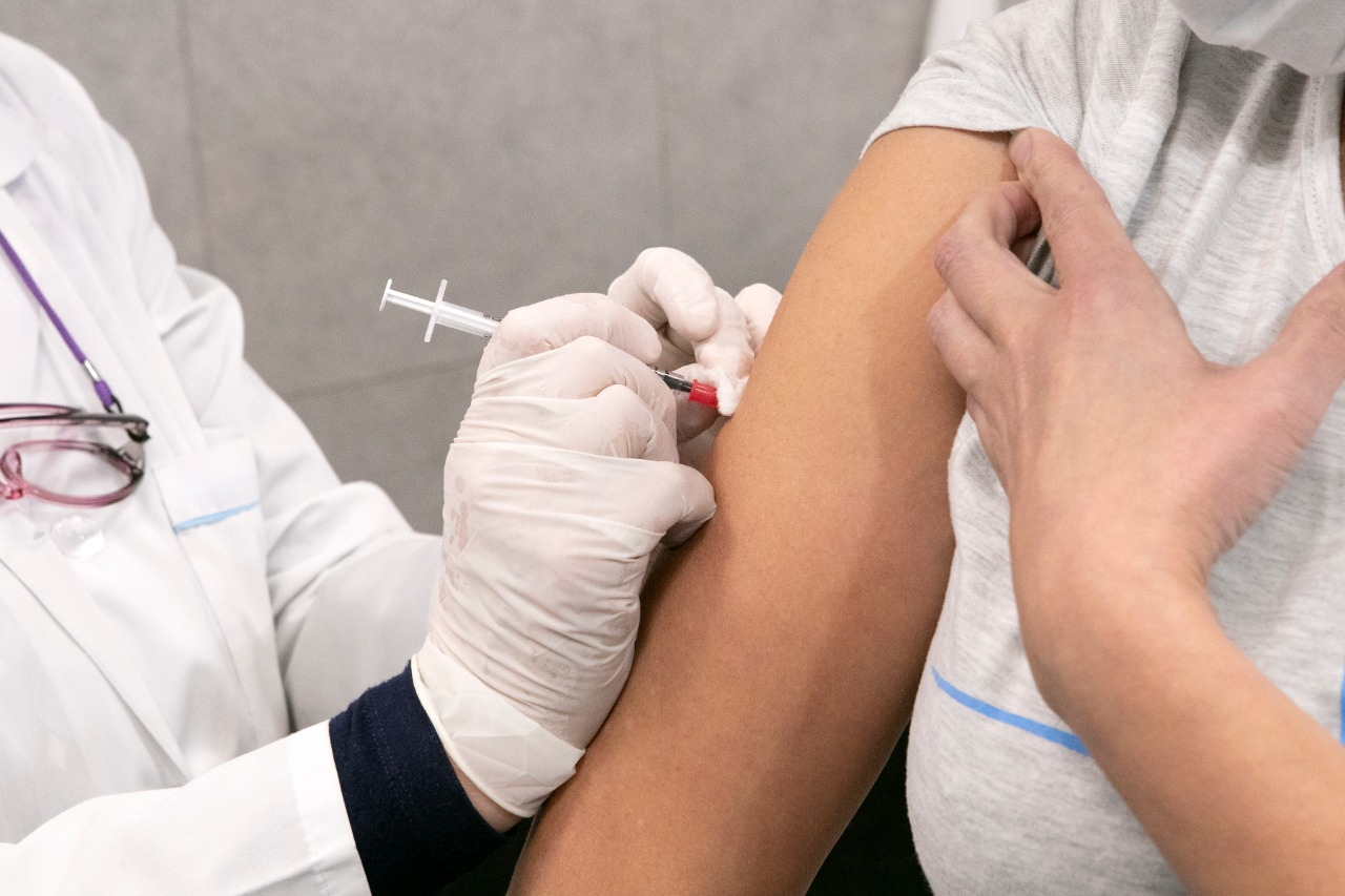 Названы 4 основных симптома коронавируса у вакцинированных