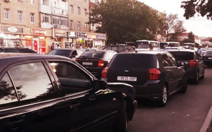 В Баку автомобиль сбил 17-летнюю девушку