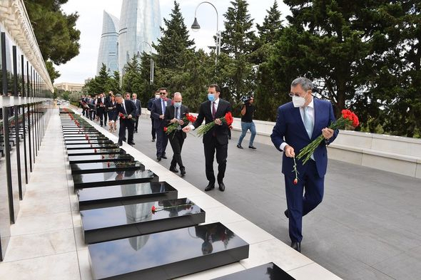 Руководящий состав МИД Азербайджана посетил Аллею почетного захоронения и Аллею шехидов - ФОТО