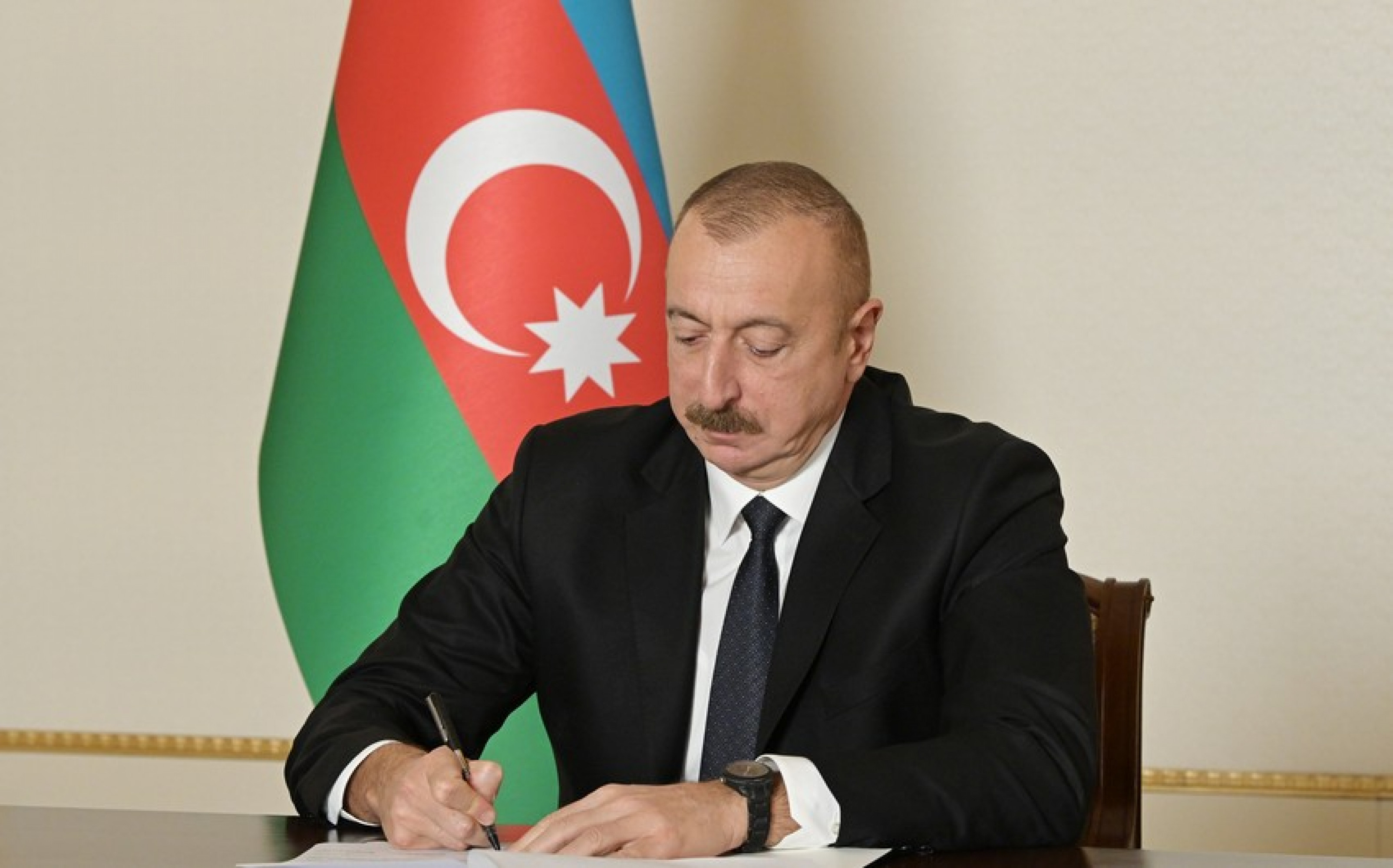Президент Ильхам Алиев наградил Эльмана Байрамова - РАСПОРЯЖЕНИЕ