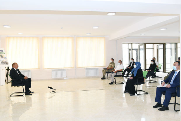 Ильхам Алиев на церемонии вручения квартир и автомобилей семьям шехидов и инвалидам войны в Ходжасане