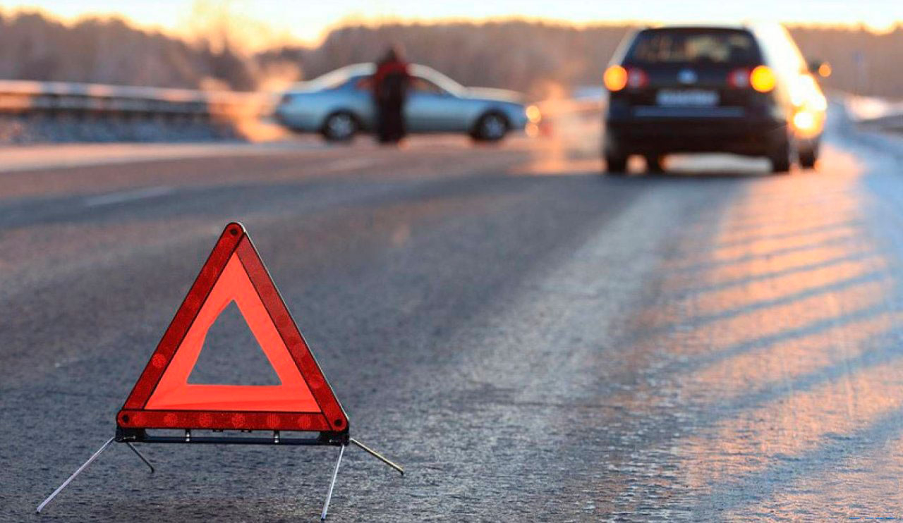 В Баку автомобиль сбил пешеходов: госпитализированы 3 человека