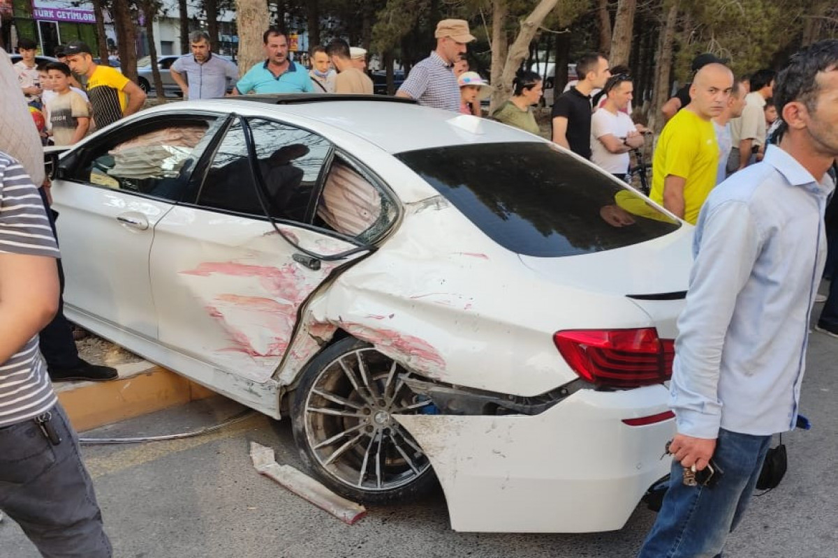 В Азербайджане автомобиль из свадебного кортежа сбил работницу Департамента уборки – ФОТО