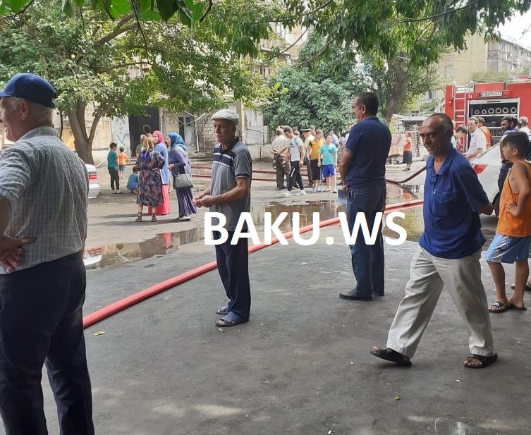 Пожар в пятиэтажном здании в Баку потушен - ВИДЕО