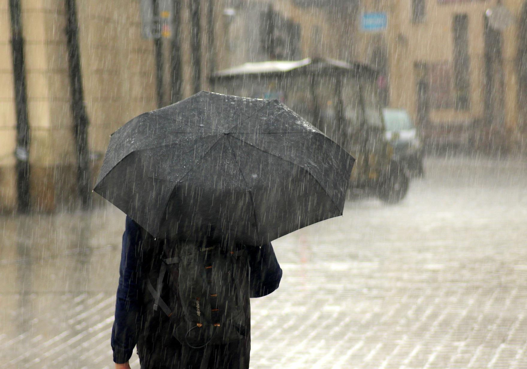 Завтра в Азербайджане ожидаются сильный ветер, грозы и проливные дожди
