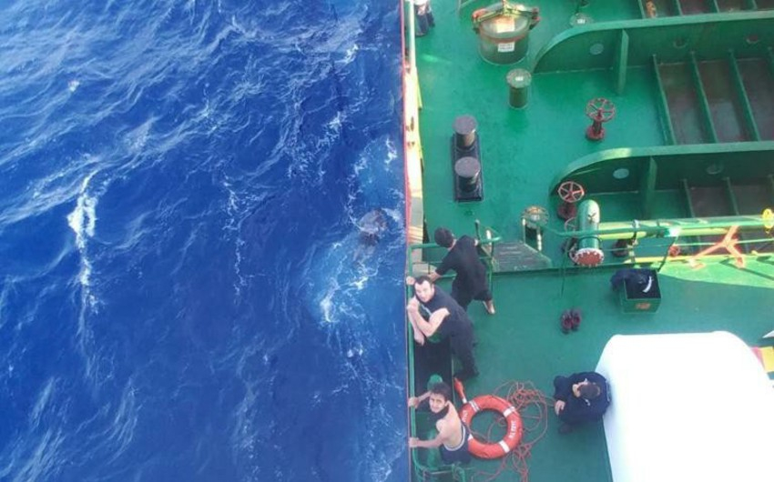 Азербайджанский капитан корабля спас 32 сирийских мигрантов - ВИДЕО