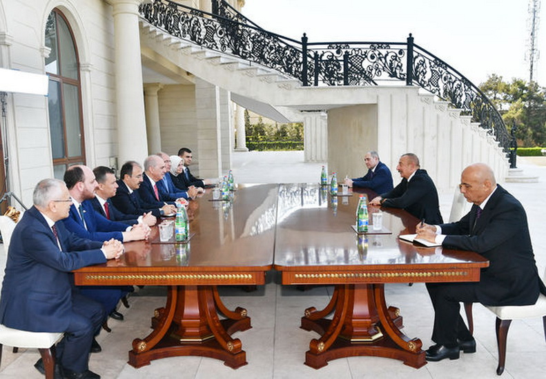 Ильхам Алиев принял делегацию во главе с первым зампредом правящей партии Турции - ФОТО