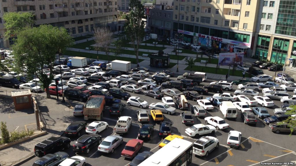 На ряде улиц и проспектов Баку наблюдаются дорожные заторы