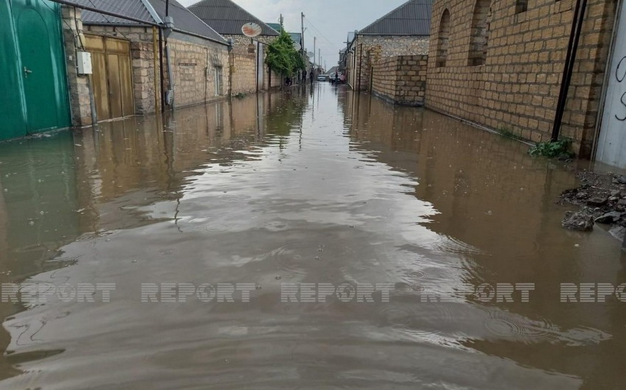 Обильные дожди и град создали в Гяндже ряд проблем