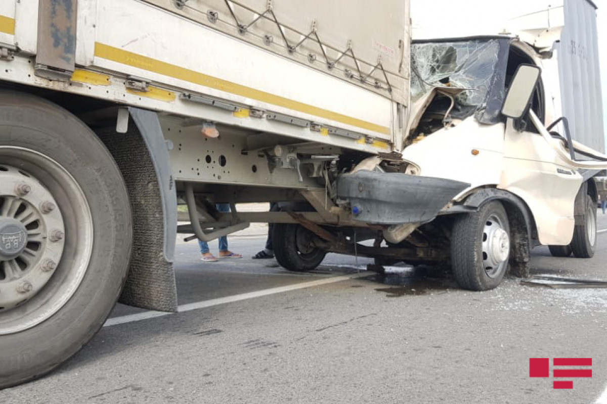 На дороге Баку-Газах столкнулись два грузовика, есть пострадавший-ФОТО