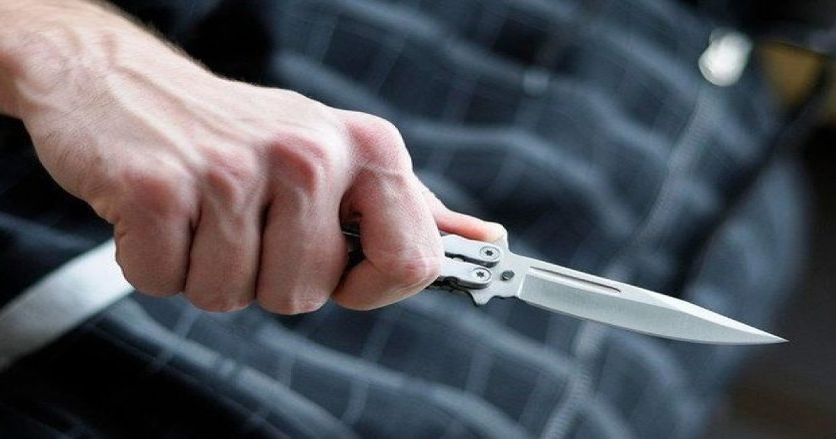 В Баку мужчина нанес ножевое ранение жене и попытался покончить с собой