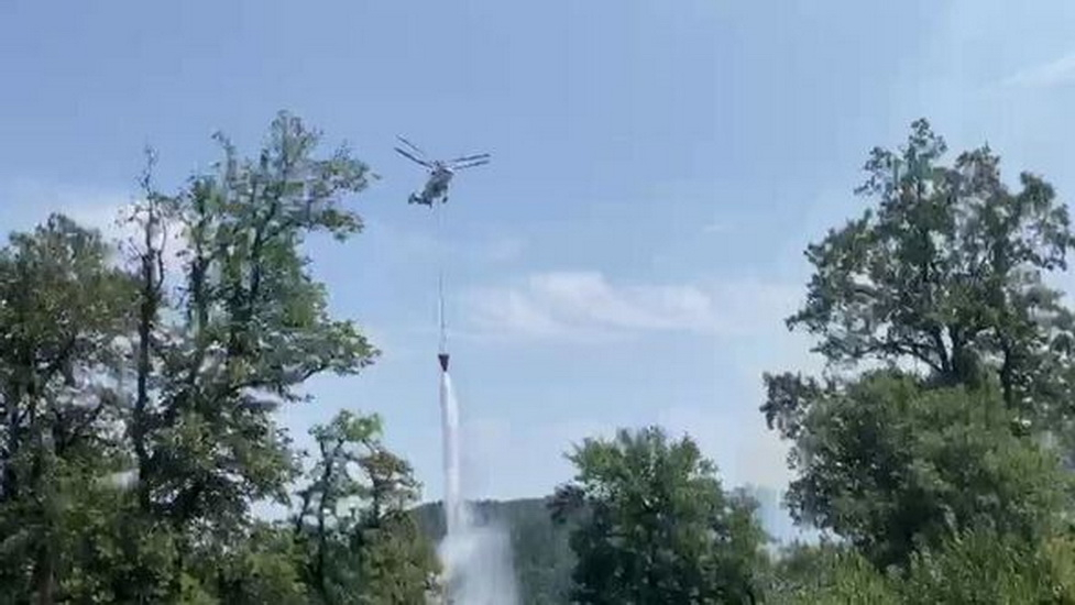 К тушению лесных пожаров в Ярдымлы привлечен вертолет - ВИДЕО