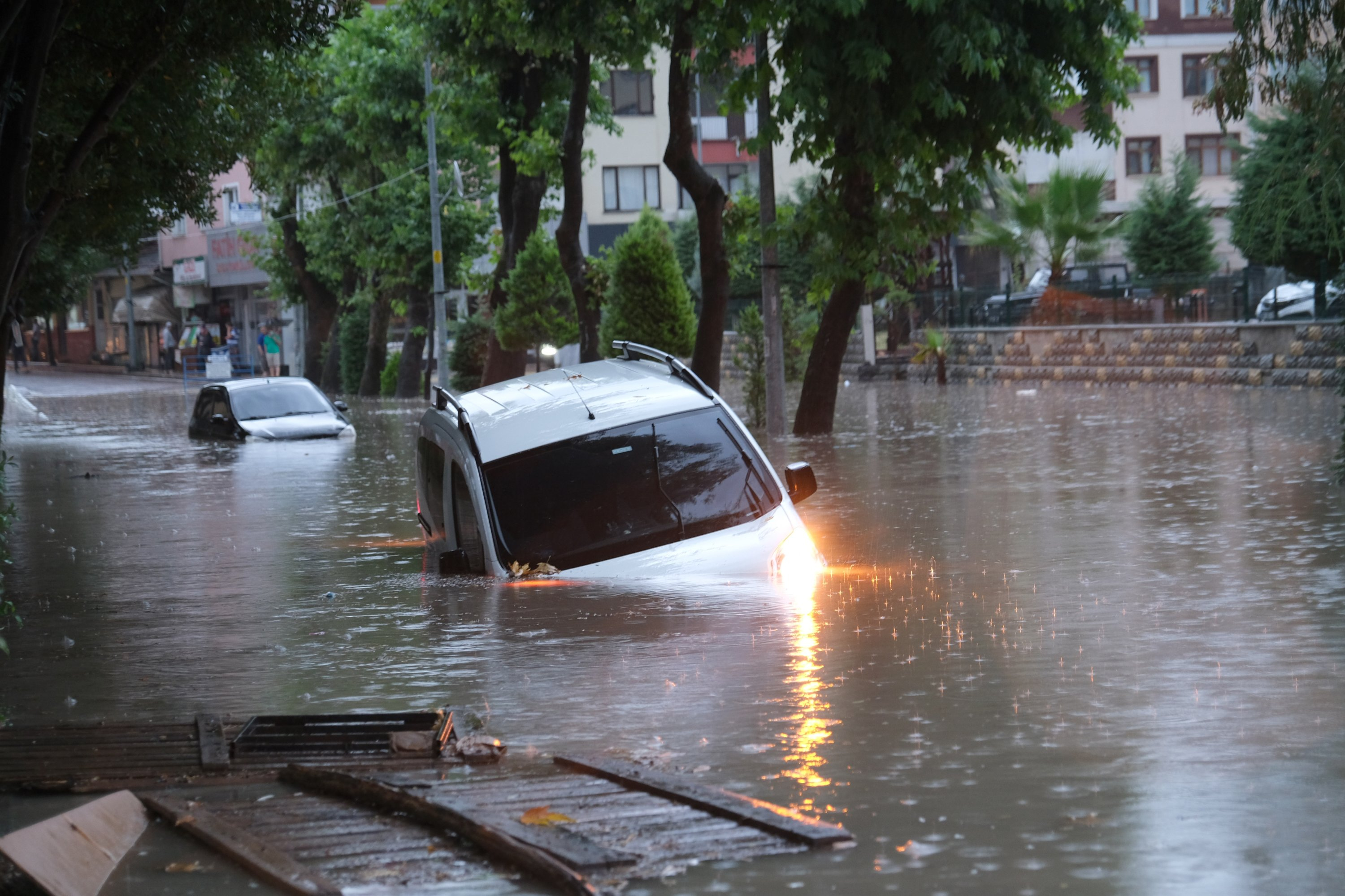 После лесных пожаров в Турции начались катастрофические наводнения - ВИДЕО