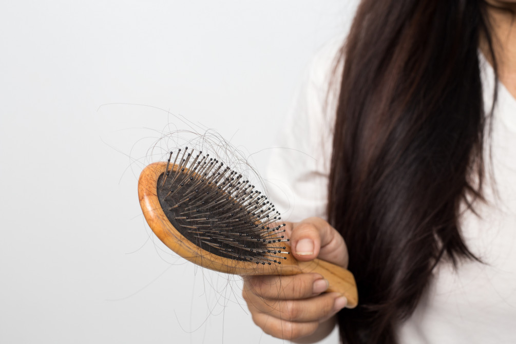 Названы способы восстановить волосы после COVID-19