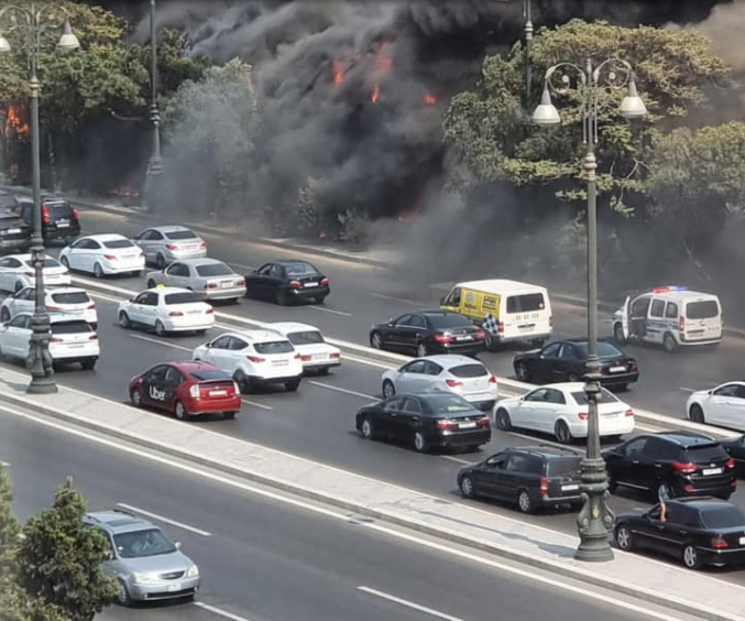 Пожар на проспекте Гейдара Алиева в Баку потушен