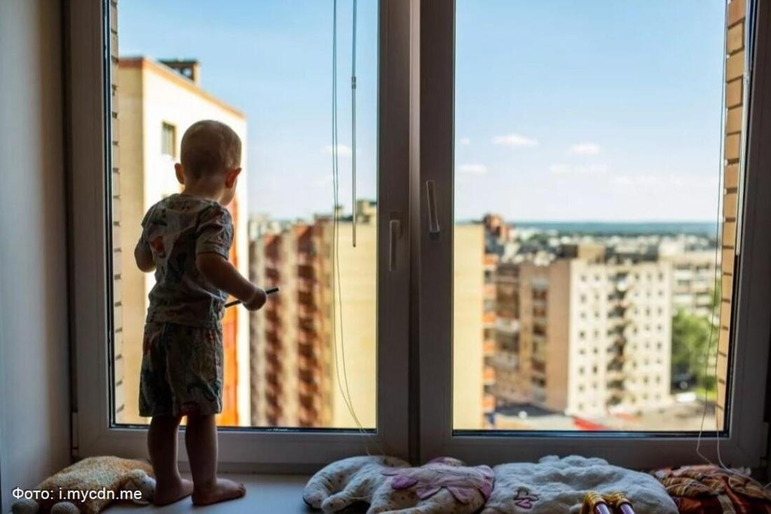 В Баку двухлетний ребенок упал со второго этажа и получил тяжелые травмы