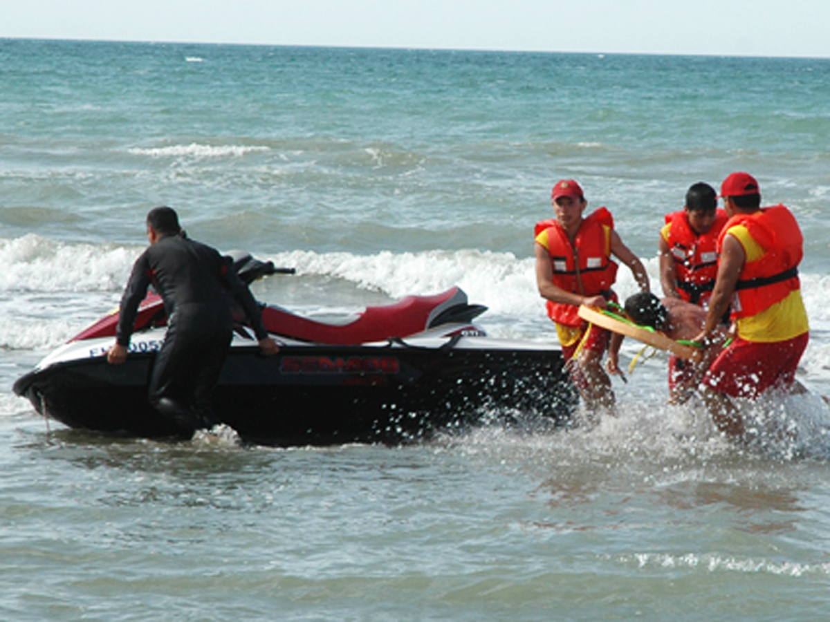 В Баку полицейский погиб, спасая тонущего в море человека - ФОТО