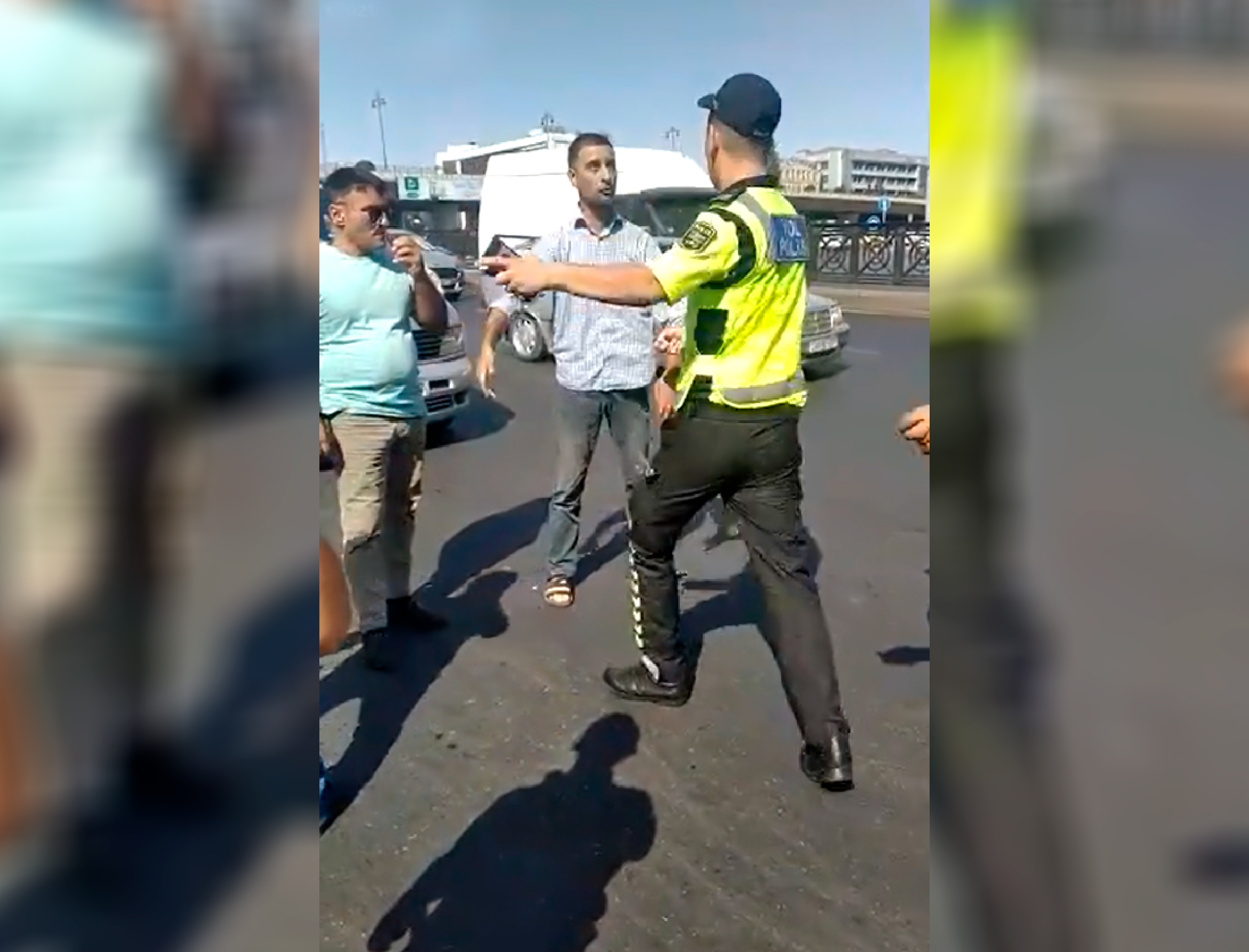 Потасовка между сотрудником дорожной полиции и водителем в Баку: арестованы 4 человека - ВИДЕО
