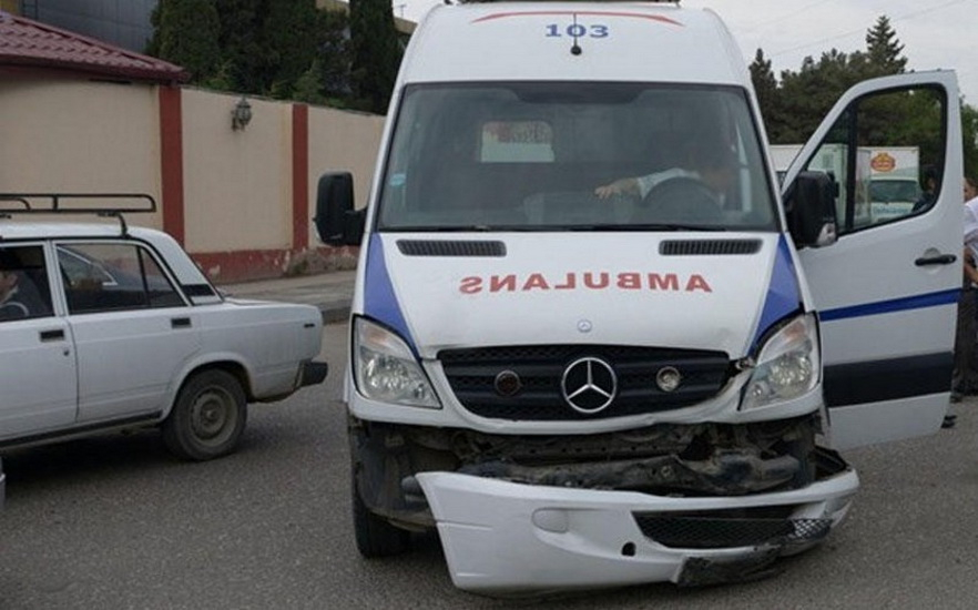 В Баку произошло ДТП с участием кареты скорой помощи