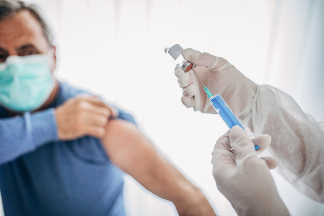 Ученые выяснили, помогает ли прививка от гриппа от COVID-19