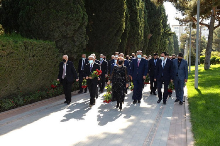 Руководство SOCAR посетило могилу Гейдара Алиева - ФОТО