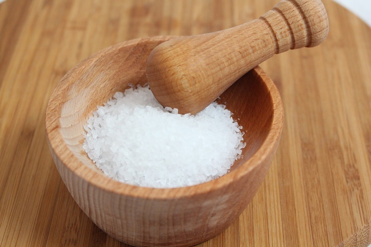 Известный врач назвал категорию людей, которым особенно опасно есть соль
