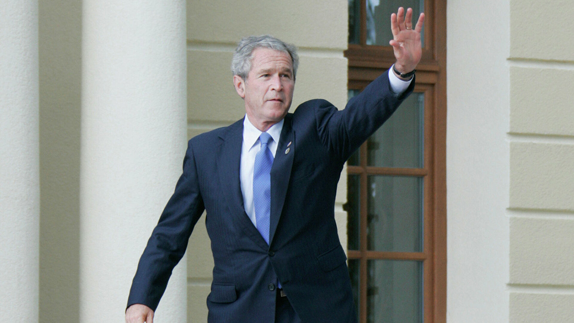 "Ты должен сидеть в тюрьме": ученый сорвал выступление Джорджа Буша - ВИДЕО