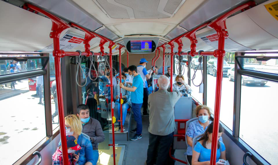 В Баку между пассажирами автобуса разгорелся спор из-за маски - ВИДЕО