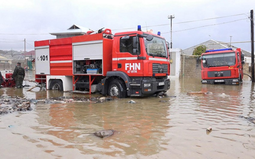 В Баку в некоторых местах дождевые воды затопили дома