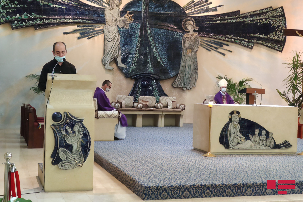 В церкви Пресвятой Девы Марии прошел молебен в память шехидов - ФОТО