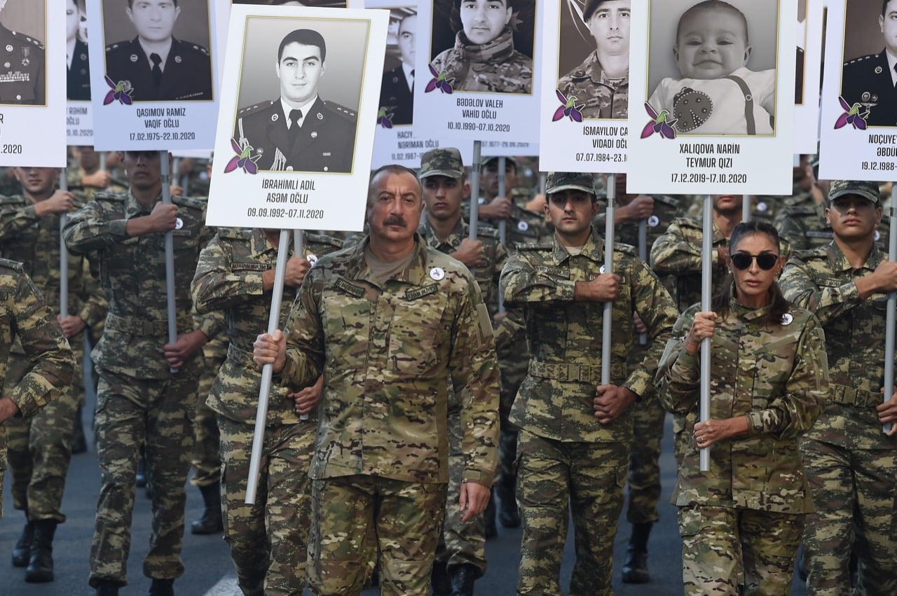 Ильхам Алиев и Мехрибан Алиева приняли участие в шествии в Баку - ФОТО