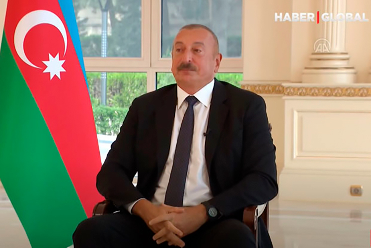 Ильхам Алиев прослезился во время интервью - ВИДЕО