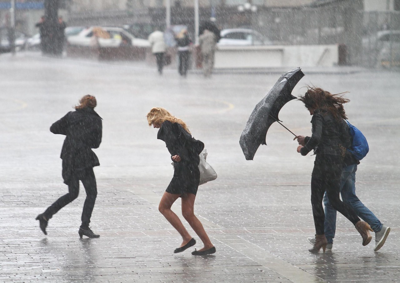 Сильный ветер, ливни и град: синоптики предупредили о резком ухудшении погоды